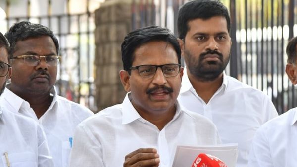 ఇష్టం లేని పెళ్లి కొడుకులా వచ్చి..: కేసీఆర్‌పై యెన్నం శ్రీనివాస్