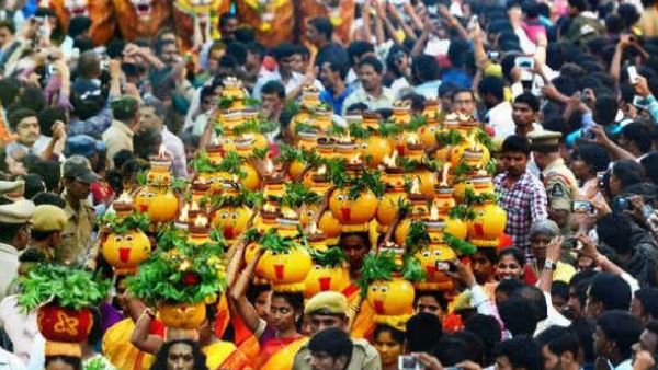 Hyderabad: ఘనంగా జరుగుతోన్న బోనాల పండుగ..