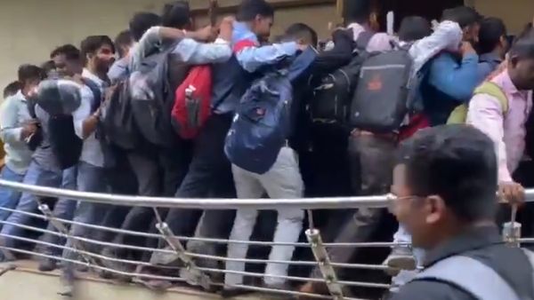 పది ఉద్యోగాల కోసం పోటెత్తిన నిరుద్యోగులు, తోపులాట (వీడియో)