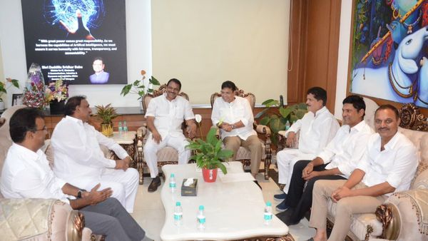 కేసీఆర్‌కు భారీ షాక్?: శ్రీధర్ బాబును కలిసిన ఆరుగురు బీఆర్ఎస్ ఎమ్మెల్యేలు