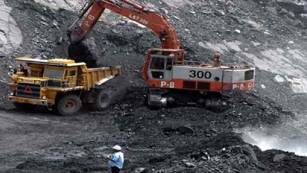 రామగుండం ఓపెన్‌​కాస్ట్‌ గనిలో ప్రమాదం: మట్టి పెళ్లలు పడి ఇద్దరు మృతి