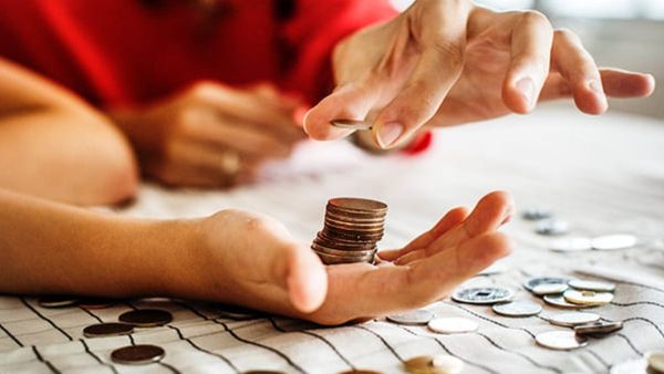 Vastu tips: ఇంట్లో డబ్బు నిలవటం లేదా?