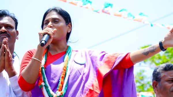 విమర్శించే ధైర్యం చేసిన వైఎస్ షర్మిల
