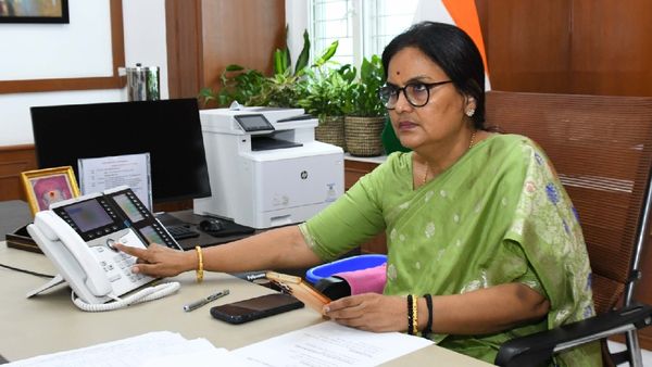 తెలంగాణలో భారీ వర్షాలు: సీఎస్ శాంతి కుమారి కీలక ఆదేశాలు