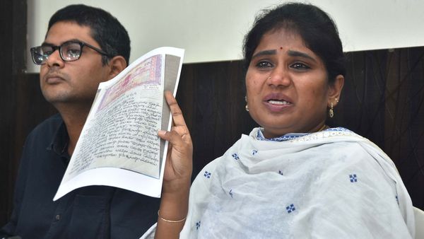 శాంతి వివాదంలో మరో టర్న్! భర్తెవరో చెప్పాలని మెమో-సాయిరెడ్డి ట్వీట్ పైనా..!
