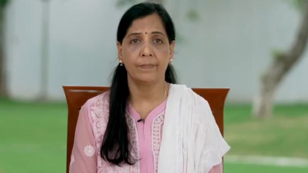 టీడీపీ ఎంపీ మాగుంటపై బాంబు పేల్చిన కేజ్రీవాల్ భార్య