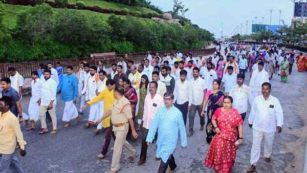 యాదాద్రి గిరిప్ర‌ద‌క్షిణ‌కు పోటెత్తిన భ‌క్తులు..
