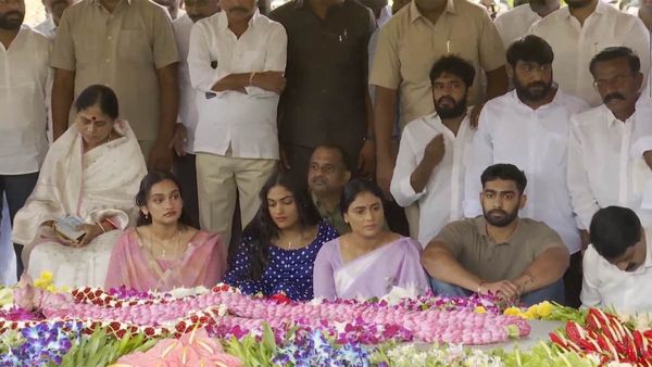 వైఎస్సార్ ఘాట్ సాక్షిగా జగన్, షర్మిల - విజయమ్మ కన్నీరు, ఓదార్పు..!!