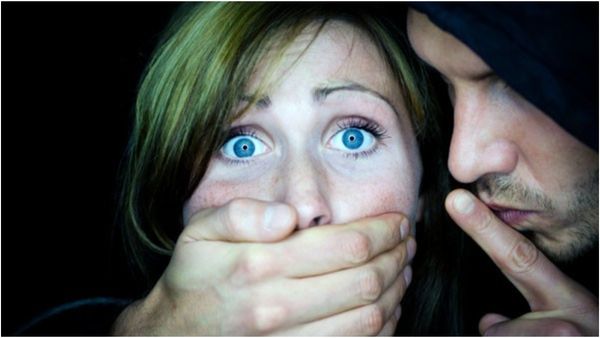 యువతి జాతకంలో దోషం ఉందని కారులోనే జల్సా చేసిన పూజారి, కట్ చేస్తే !