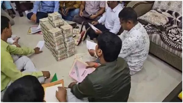 ఏసీబీకి చిక్కిన అవినీతి అధికారి: ఇంట్లో నోట్ల గుట్టలు