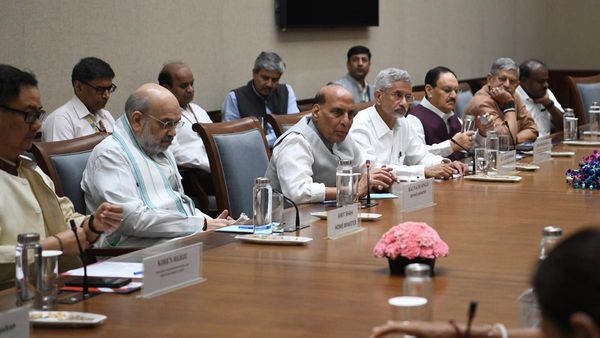 Bangladesh: బంగ్లా అల్లర్ల వెనుక విదేశీ కుట్ర ? ఆర్మీ అలర్ట్-అఖిలపక్ష భేటీలో కేంద్రం..!