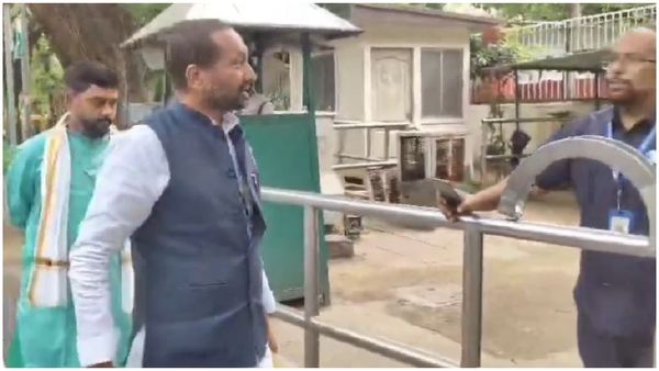 ఢిల్లీలో అనూహ్యం: రాహుల్ గాంధీ ఇంటికీ తెలంగాణ బీజేపీ ఎంపీ