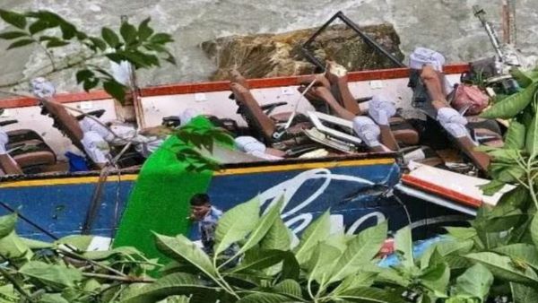  నదిలో పడిపోయిన బస్సు..14 మంది మృతి..!
