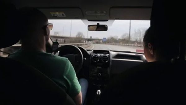 నడిరోడ్డులో భార్యను కారులో నుంచి కిందకు దింపేసిన భర్త, బిత్తరపోయిన పోలీసులు