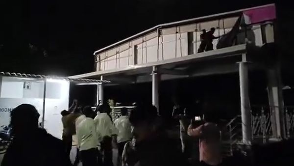 రైతు రుణమాఫీ దెబ్బ: చీకట్లో దాడి- కాంగ్రెస్ మొహబ్బత్ కా దుకాణ్ ఇదేనా?