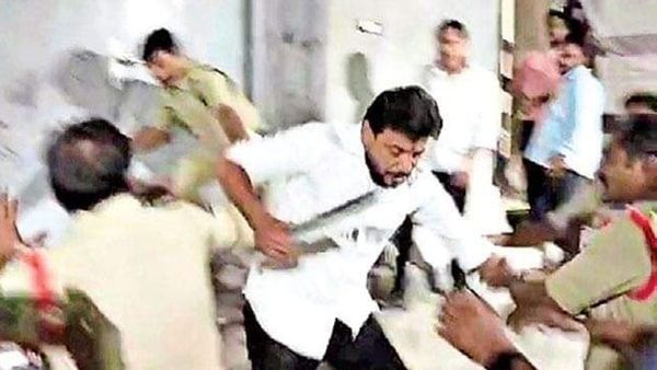 Duvvada Srinivas: భార్యాపిల్లలపై వైసీపీ ఎమ్మెల్సీ దువ్వాడ అర్ధరాత్రి దాడి-నన్నే ప్రశ్నిస్తారా ?