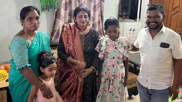 విషాదం: రైలు ఢీకొని తండ్రీ, ఇద్దరు కూతుళ్లు మృతి