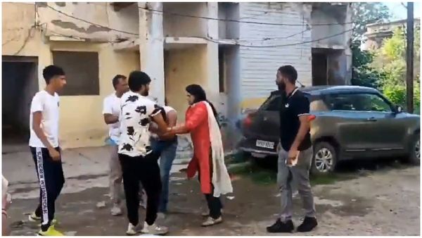 లేడీ ఇన్స్ పెక్టర్ అక్రమ సంబంధం, ప్రియుడు ఎవరో తెలుసా, క్వాటర్స్ లో చిక్కిపోయి ?