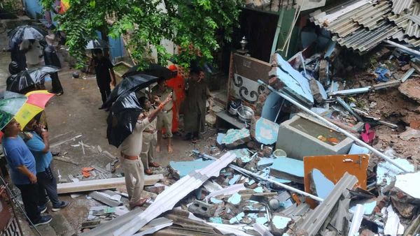 బెజవాడలో విరిగిపడ్డ కొండచరియలు-శిథిలాల కింద ఆరుగురు ! సీఎం కీలక ఆదేశాలు..!