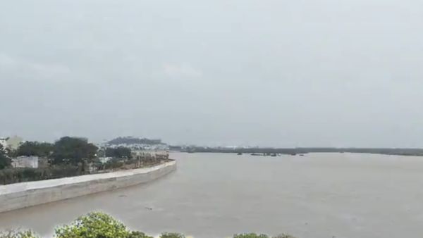 బెజవాడలో కృష్ణానది రిటైనింగ్ వాల్ కట్టిందెవరు ? వైసీపీ-టీడీపీ ట్వీట్ వార్..!
