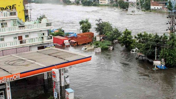 తెలంగాణలో భారీ వర్షాల అలర్ట్: స్కూళ్లకు సెలవులపై సీఎస్ కీలక ఆదేశాలు