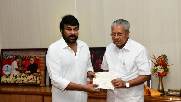 రూ. కోటి చెక్కును కేరళ సీఎం విజయన్‌కు అందించిన చిరంజీవి