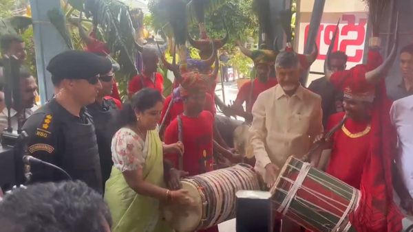 Chandrababu Dance: ఆదివాసీలతో కలిసి చంద్రబాబు డ్యాన్స్..! వీడియో..