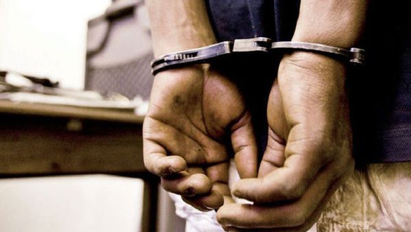 NRI News: ఎయిర్ పోర్టులో దిగగానే ఎన్నారై అరెస్ట్..!