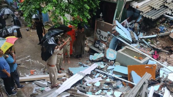 Vijayawada : విజయవాడలో కొండచరియలు పడి 4గురు మృతి-ఇంద్రకీలాద్రి ఘాట్ రోడ్ బంద్..!