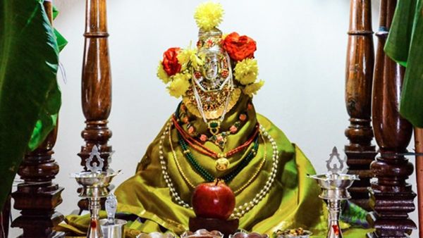 వరలక్ష్మీ వ్రతం వేళ అరుదైన శుభ యోగాలు.. వీరికి వరలక్ష్మి ఇస్తుంది సిరులు!!