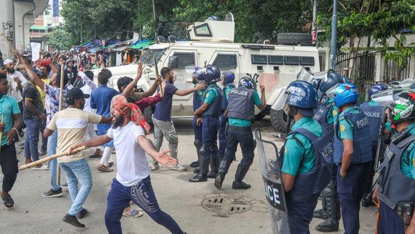 బ్రిటన్‌కు పాకిన అల్లర్లు: పలుచోట్ల విధ్వంసం: యూకే వెళ్లొద్దంటూ కోరిన భారత్