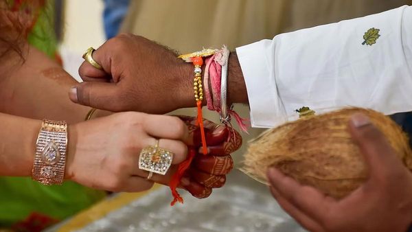 ఇదేం న‌మ్మ‌కం రా సామీ...ఈ ఊళ్ల‌లో రాఖీ క‌డితే పోతార‌ట‌..