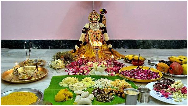 వరలక్ష్మీ వ్రతం చేస్తున్నవాళ్లు ఈ తప్పులు అసలే చెయ్యొద్దు.. ఫలితముండదు!