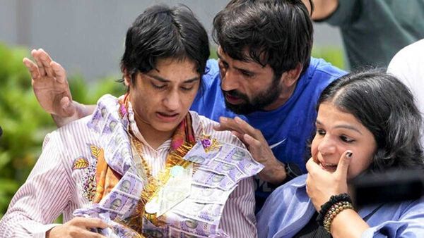 కన్నీటితో స్వదేశాగమనం: అలా వెంటాడింది..