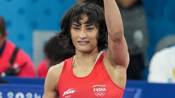 వినేశ్‌ సంచలనం - మీకల, నా ధైర్యం ఓడిపోయాయి.. ఇక గుడ్‌బై..!!