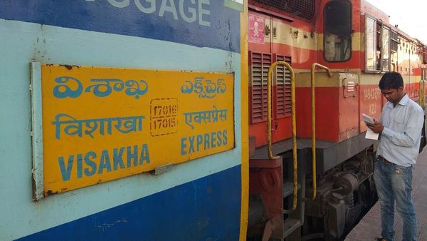 విశాఖ ఎక్స్‌ప్రెస్‌లో సాంకేతిక స‌మ‌స్య‌లు..మూడు గంట‌ల‌పాటు నిలిపివేత‌..
