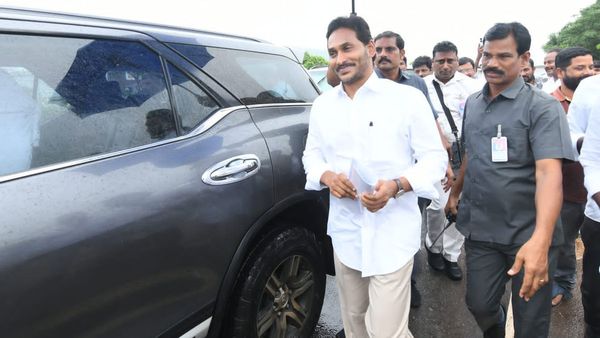 YS Jagan: రేపు మళ్లీ బెంగళూరు వెళ్లిపోతున్న జగన్ ..!