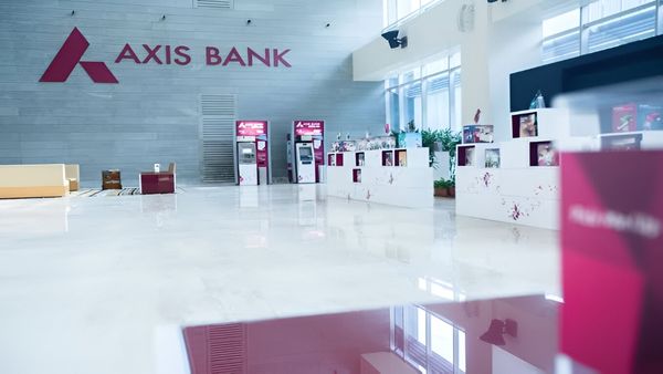 Axis Bank Glitch: యాక్సిస్ బ్యాంక్ కస్టమర్లకు షాక్-ఇతరుల ఖాతాల్లోకి యాక్సెస్..?