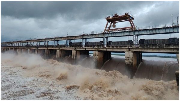 ఏపీలో 12 లక్షల క్యూసెక్కులకు వరద: డేంజర్ జోన్‌లో ఈ జిల్లాలు