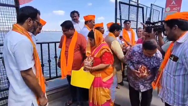 Hyderabad: ట్యాంక్ బాండ్ వద్ద ఉద్రిక్తత.. బారికేడ్లు పక్కకు నెట్టిన భాగ్యనగర్ ఉత్సవ కమిటీ..!