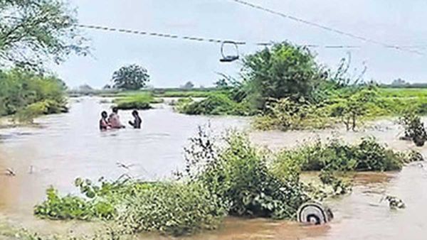 కృష్ణాజిల్లాలో పునరావాస శిబిరానికి వెళ్తున్న బోటు గల్లంతు.. ఘటన సమయంలో బోటులో 8మంది!