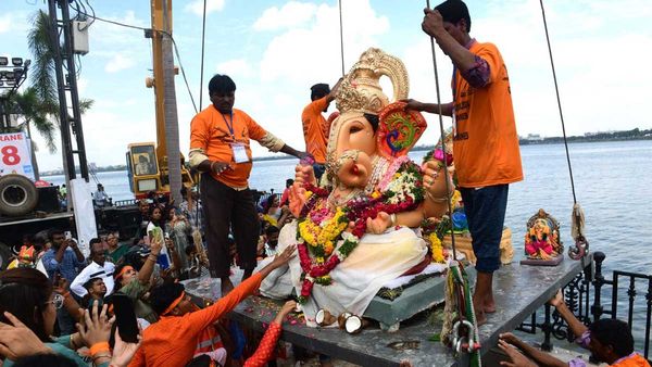 నిమజ్జనం వేళ నగర వాసులకు కీలక సమాచారం..!!