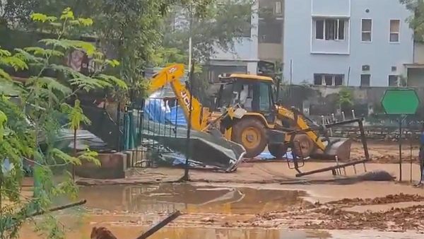 Hydra: మాదాపూర్ లో అక్రమ కట్టడాలను కూల్చేసిన హైడ్రా..