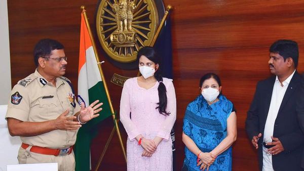 వరదల సమయంలో మళ్ళీ తెరమీదకు ముంబై నటి కాదంబరీ జెత్వానీ కేసు!