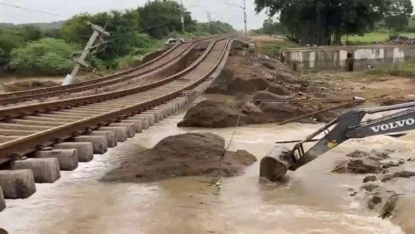 పట్టాల దుస్థితి ఇలా?: కనీసం ఇంకో రెండురోజులు?