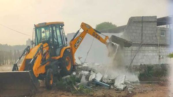 Hydra: కూకట్ పల్లి నల్ల చెరువులో అక్రమ కట్టడాల కూల్చివేత..