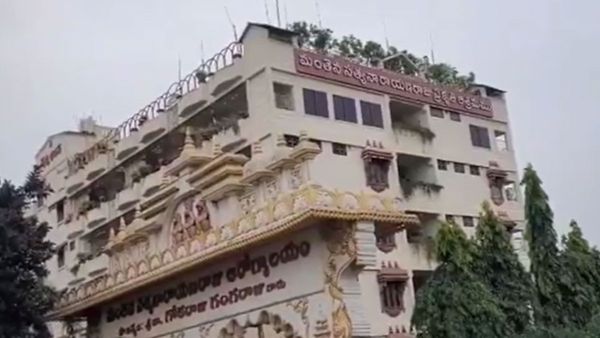 ఉండవల్లి మంతెన ఆశ్రమాన్ని చుట్టుముట్టిన వరద