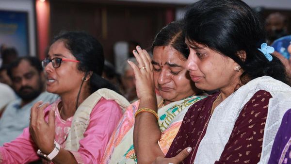 హైడ్రా కూల్చివేతల్లో బిగ్ టర్న్: కన్నీరు మున్నీరు..!!