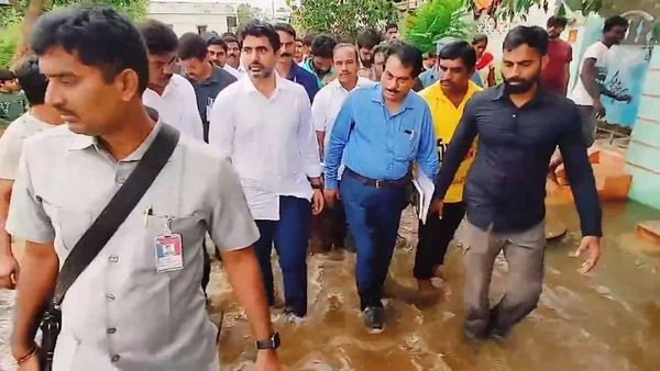 వరదముంపు వేళ.. నారా లోకేష్ సాహసోపేతం