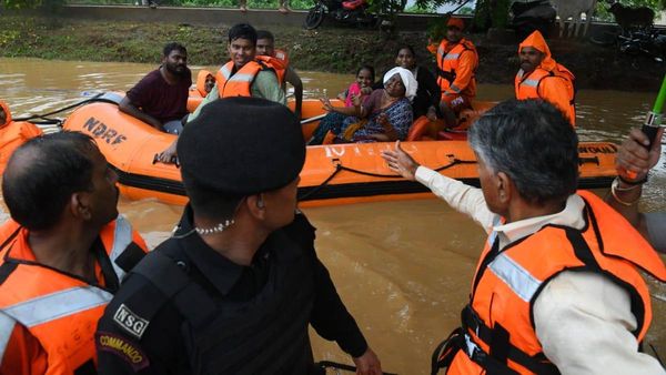 రంగంలోకి పవర్ బోట్స్, ఎన్డీఆర్ఎఫ్ - రెస్క్యూ ఆపరేషన్స్..!!